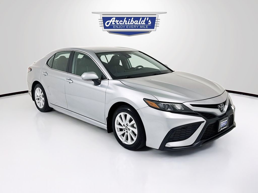 2024 Toyota Camry SE's photo