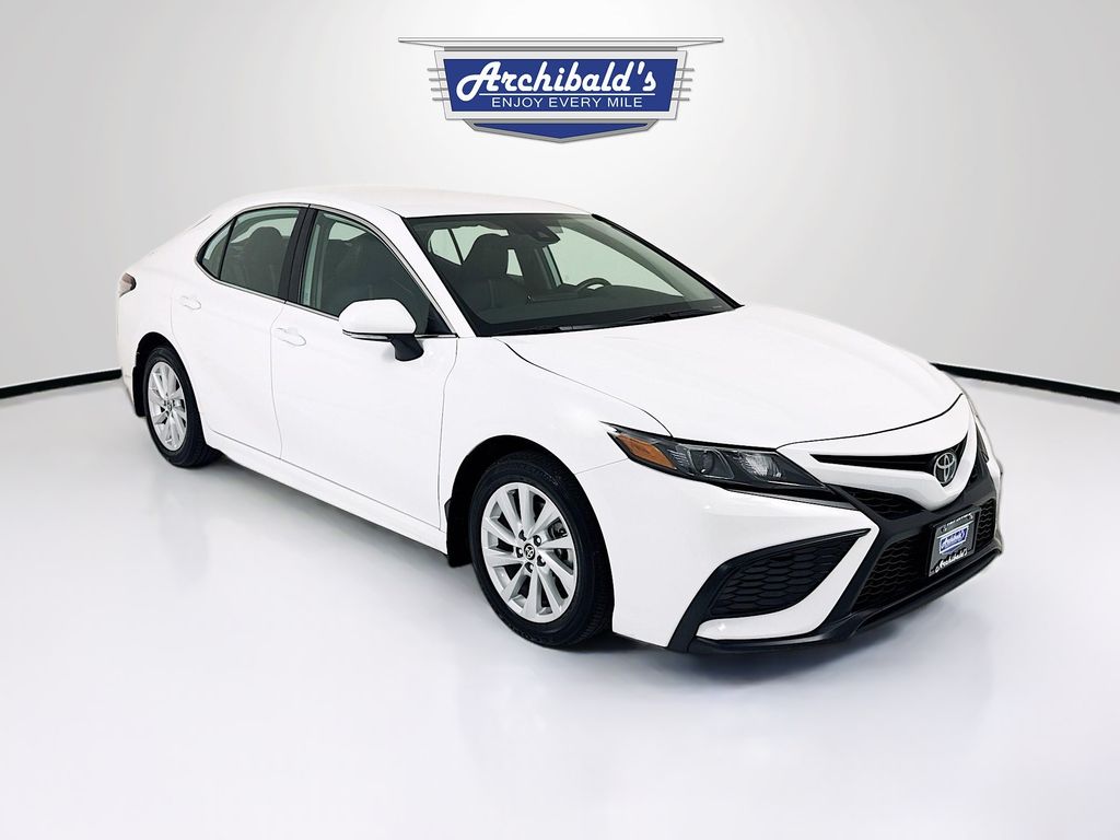2024 Toyota Camry SE's photo