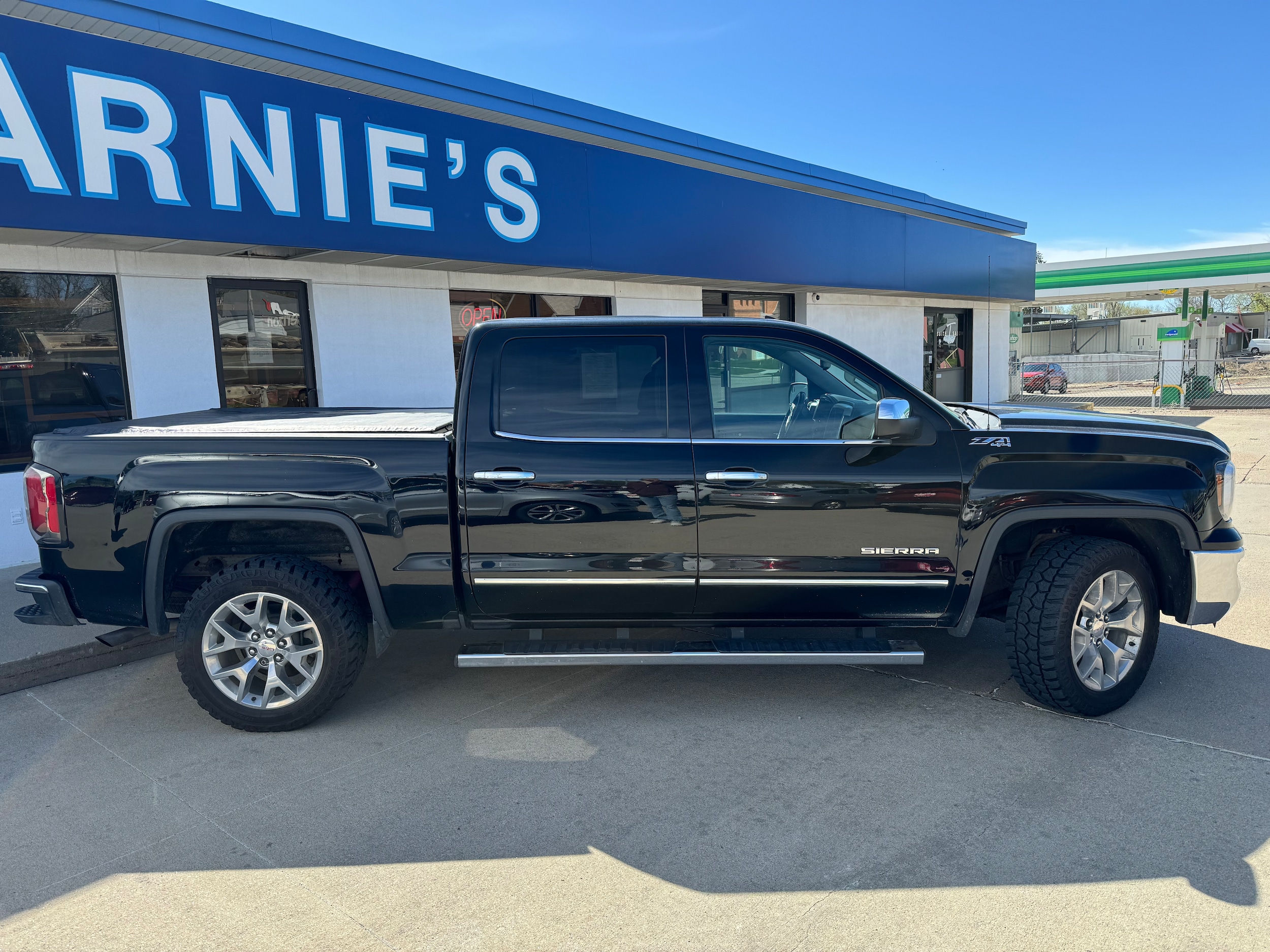 Used 2018 GMC Sierra 1500 SLT with VIN 3GTU2NEC2JG342722 for sale in Wayne, NE