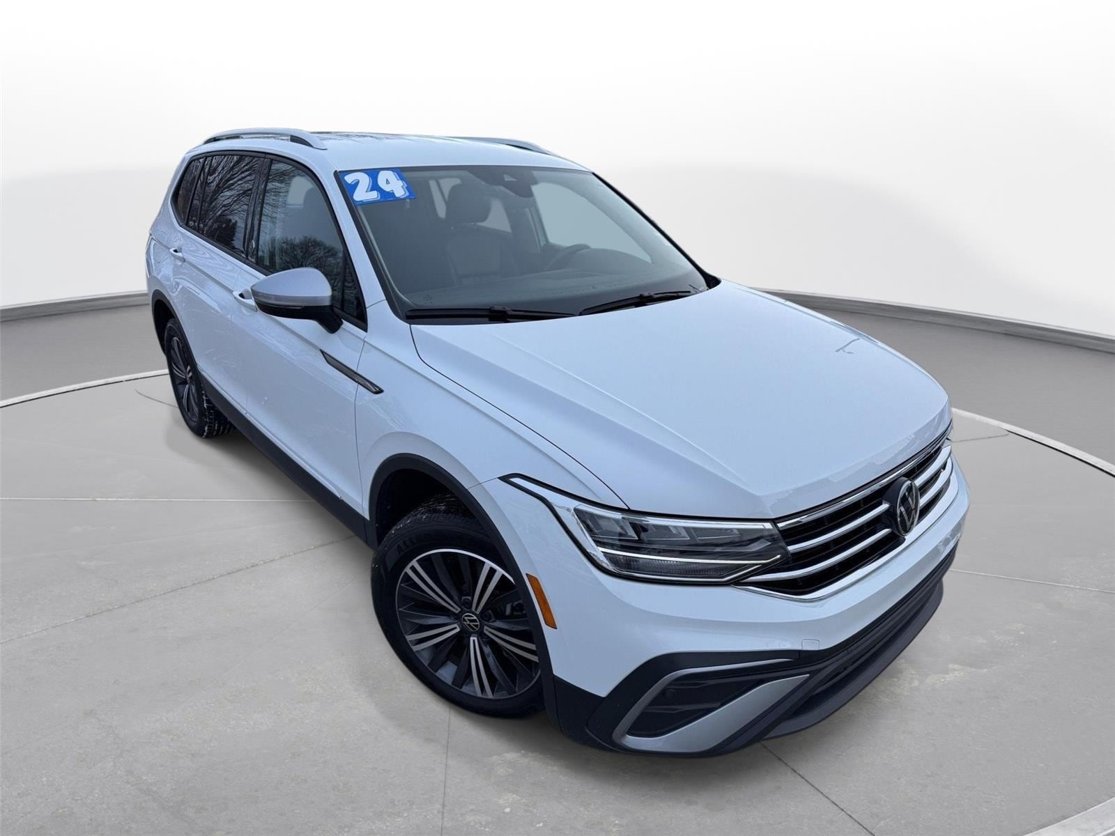 2024 Volkswagen Tiguan SE's photo