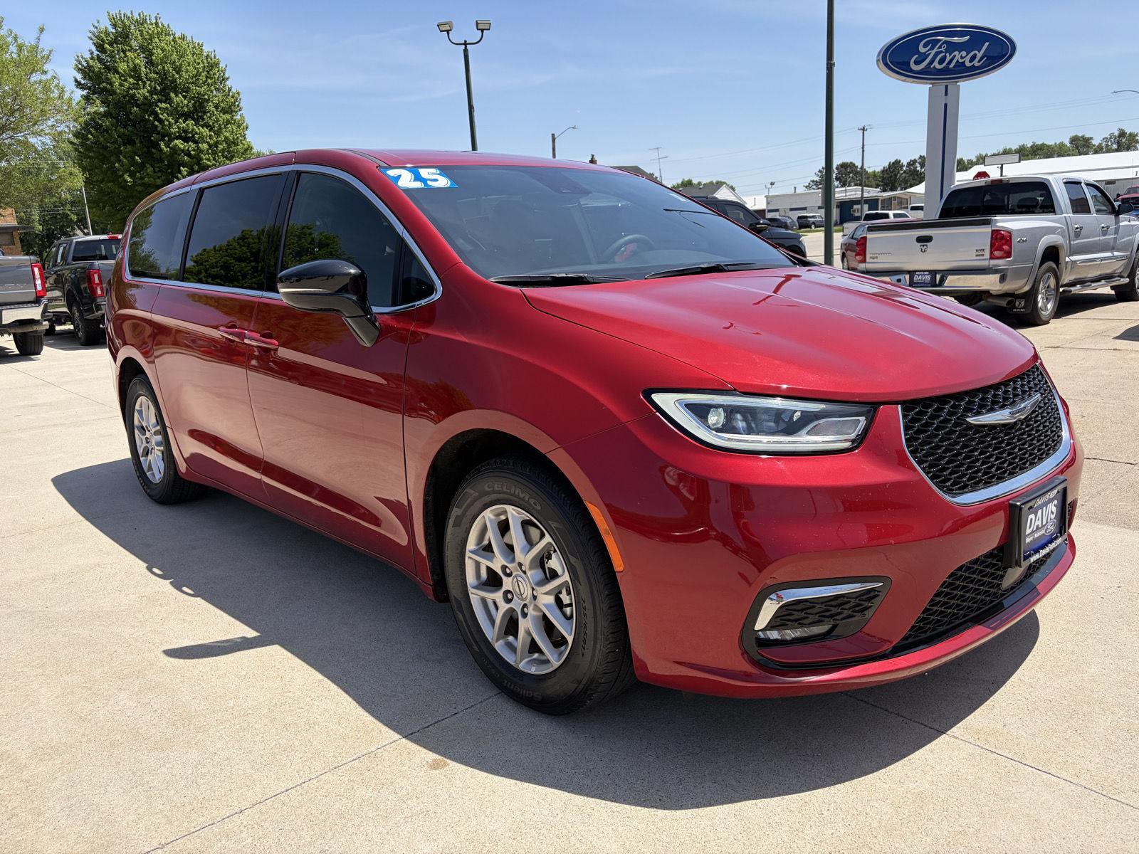 2025 Chrysler Pacifica Select's photo