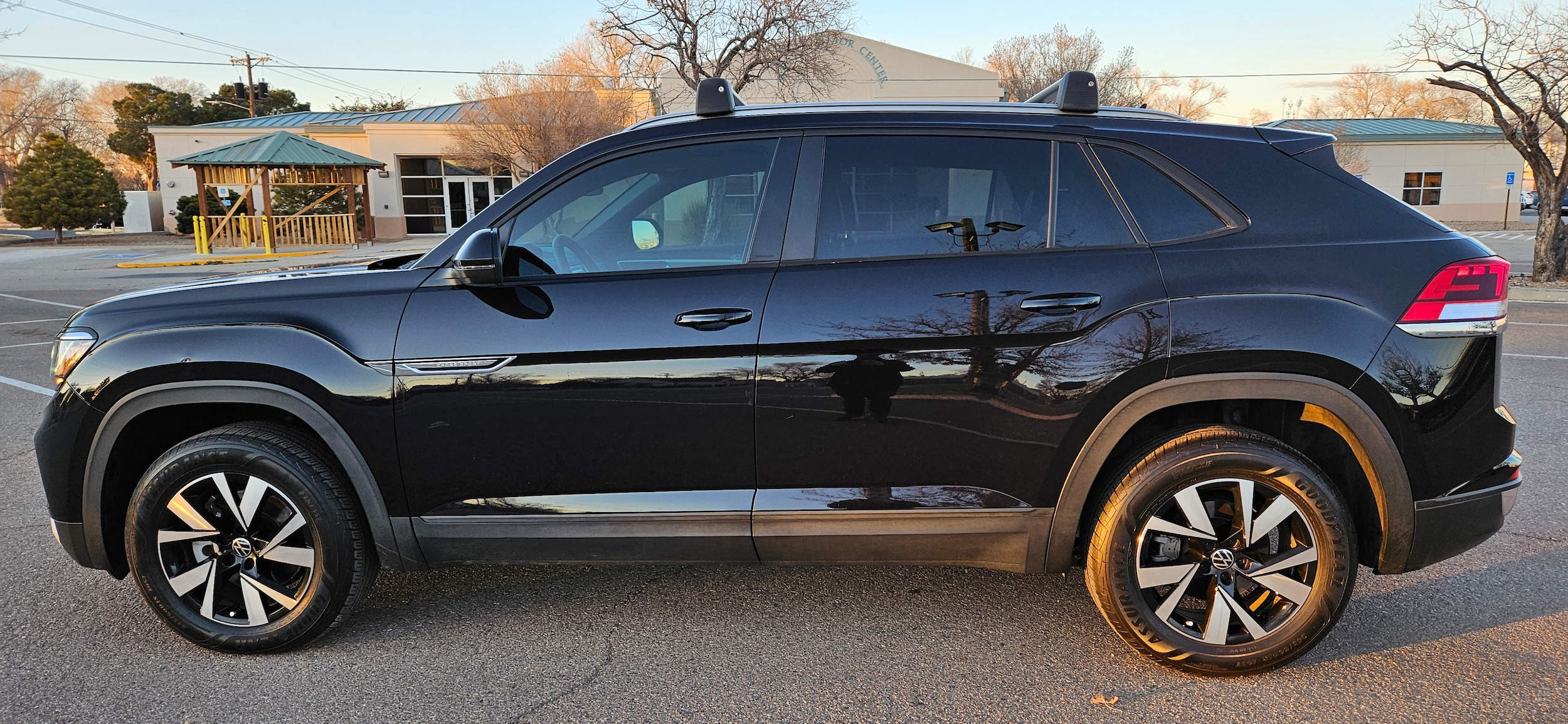 Used 2022 Volkswagen Atlas Cross Sport SE with VIN 1V2DC2CA8NC220760 for sale in Artesia, NM