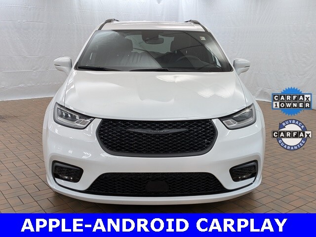2022 Chrysler Pacifica Touring L photo 2