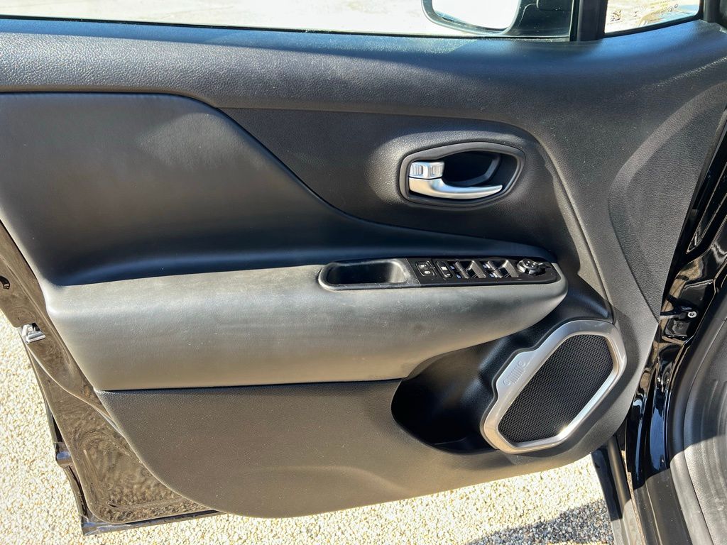 2022 Jeep Renegade Latitude - Photo 23