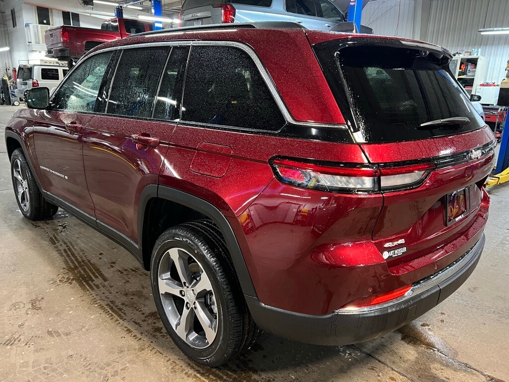 2025 Jeep Grand Cherokee Limited photo 3