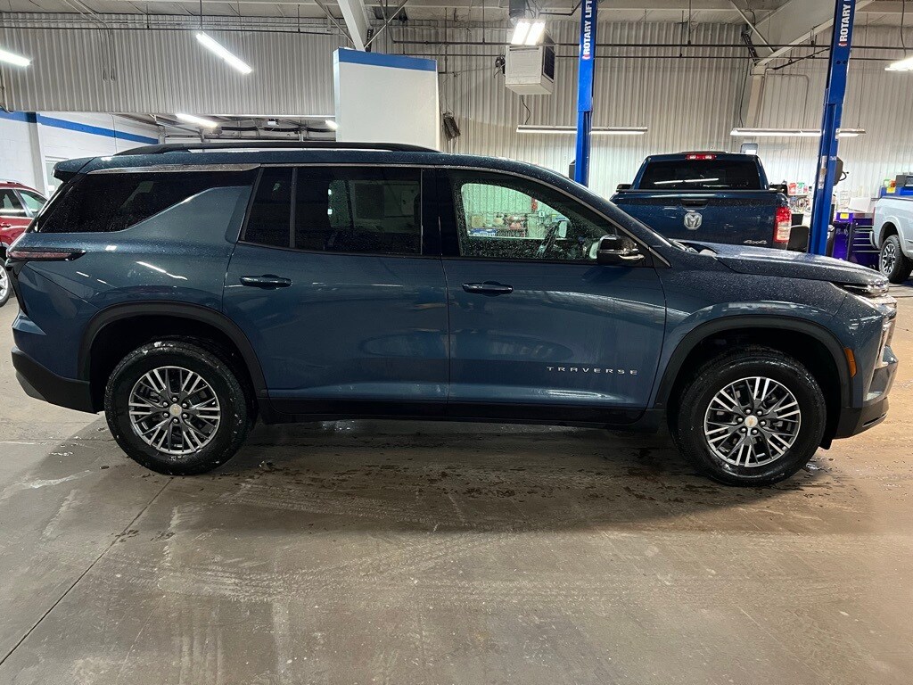 Used 2025 Chevrolet Traverse LT SUV