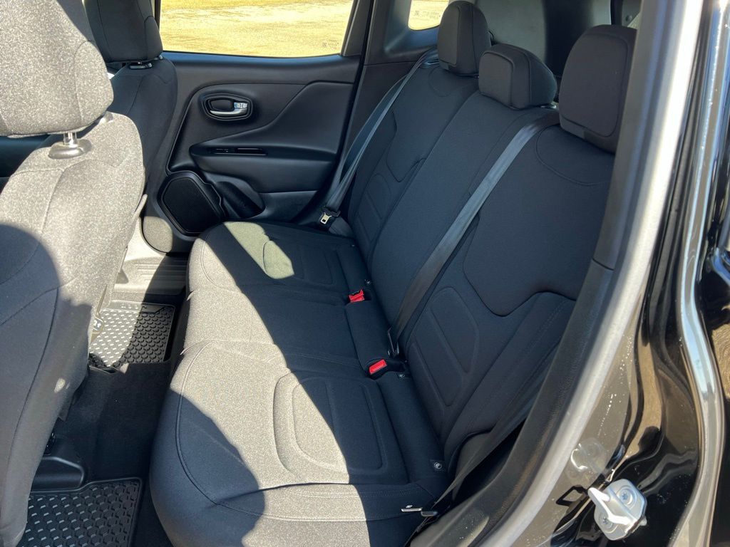 2022 Jeep Renegade Latitude - Photo 19
