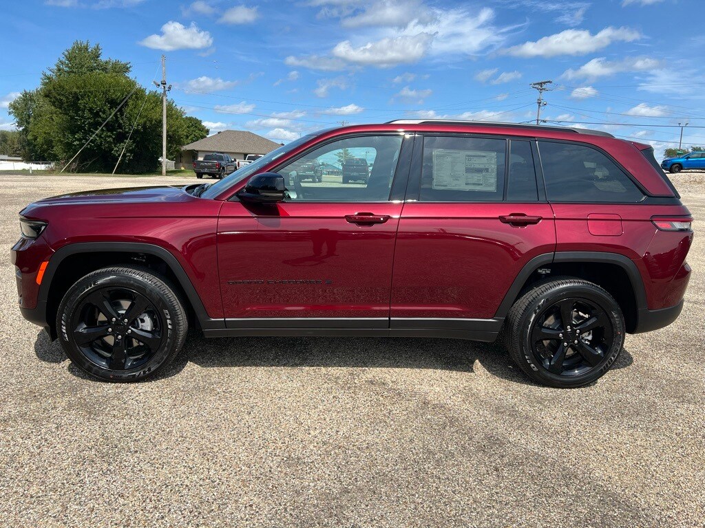 2025 Jeep Grand Cherokee Altitude photo 2