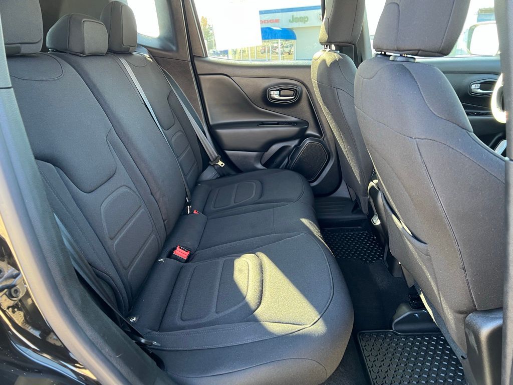 2022 Jeep Renegade Latitude - Photo 14