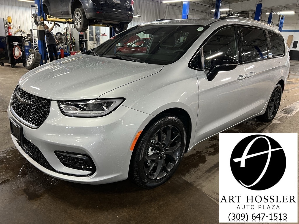 2026 Chrysler Pacifica Limited's photo