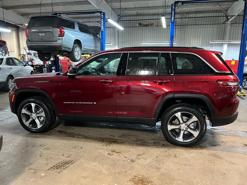 2025 Jeep Grand Cherokee Limited photo 2