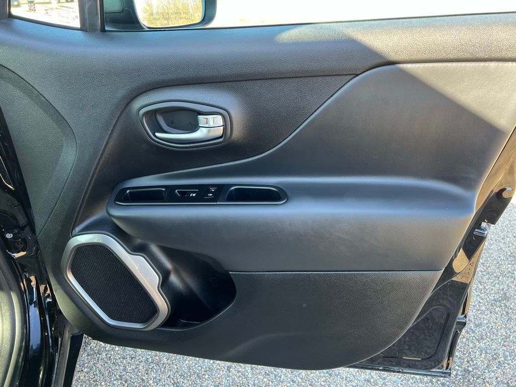 2022 Jeep Renegade Latitude - Photo 13