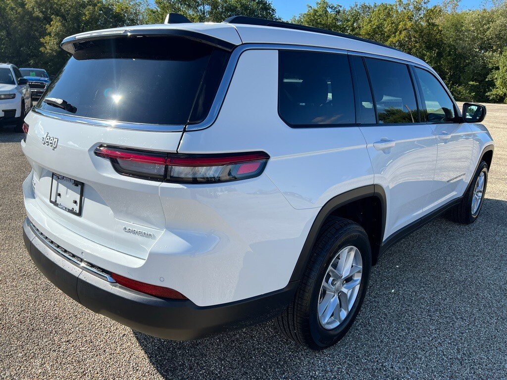 2025 Jeep Grand Cherokee Laredo Altitude photo 3