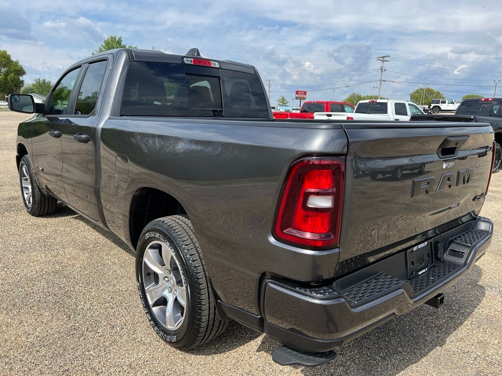 2025 Ram 1500 Tradesman photo 3