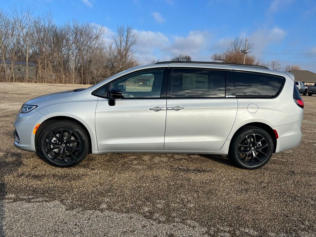 New 2026 Chrysler Pacifica LIMITED AWD Passenger Van