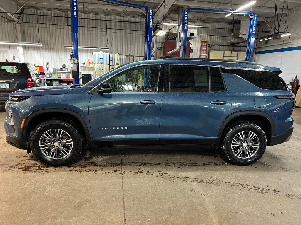 Used 2025 Chevrolet Traverse LT SUV