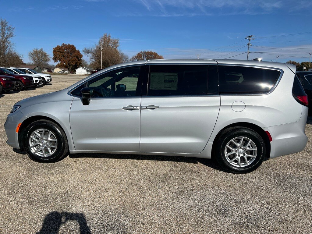 2026 Chrysler Pacifica photo 2