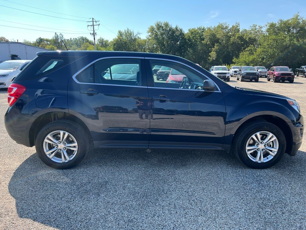 2017 Chevrolet Equinox LS photo 3