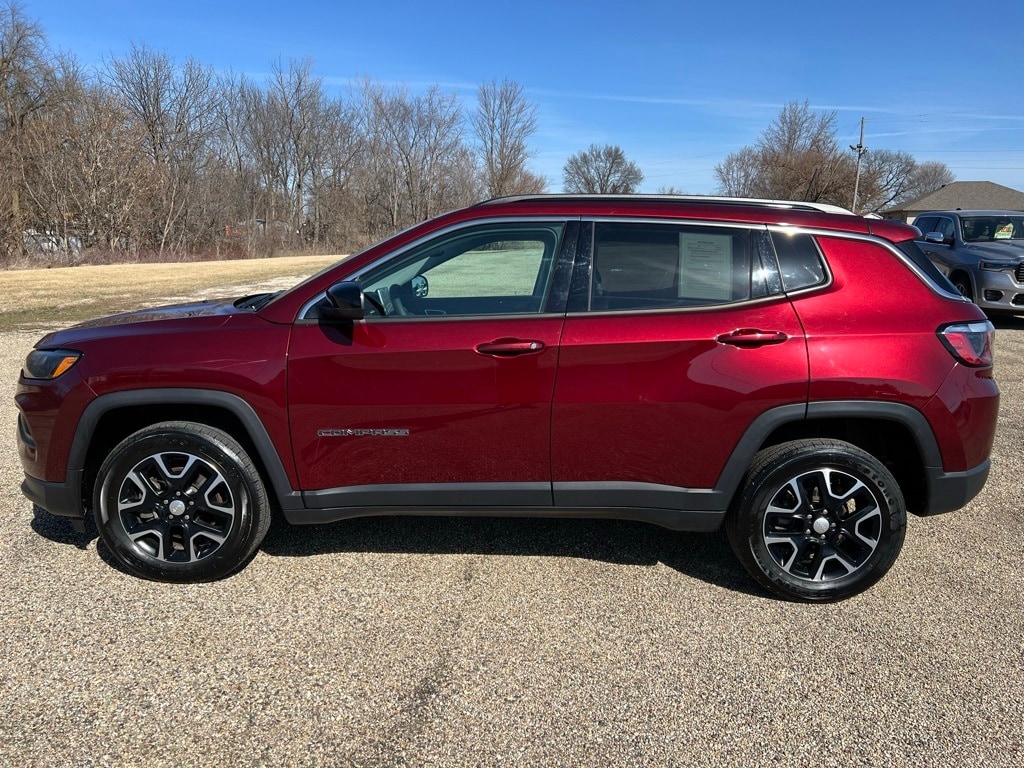 Used 2022 Jeep Compass Latitude with VIN 3C4NJDBB9NT119796 for sale in Canton, IL