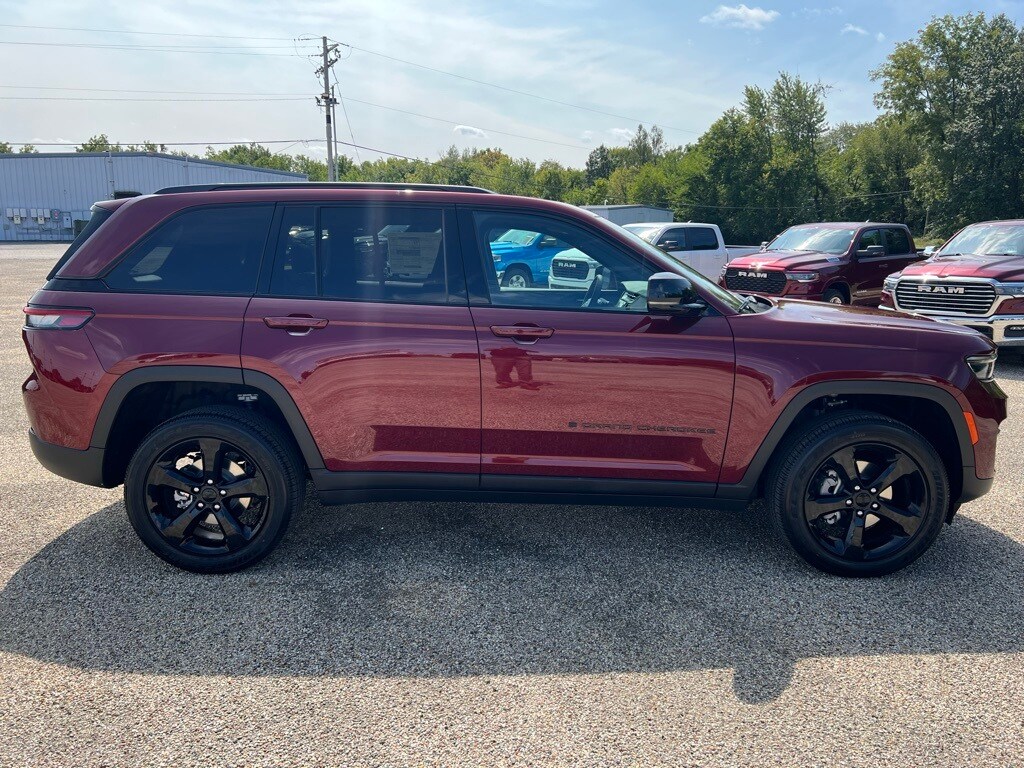 2025 Jeep Grand Cherokee Altitude photo 4