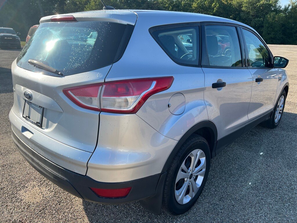 2016 Ford Escape S photo 2