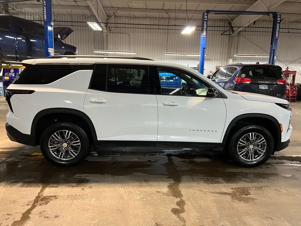 Used 2025 Chevrolet Traverse LT SUV