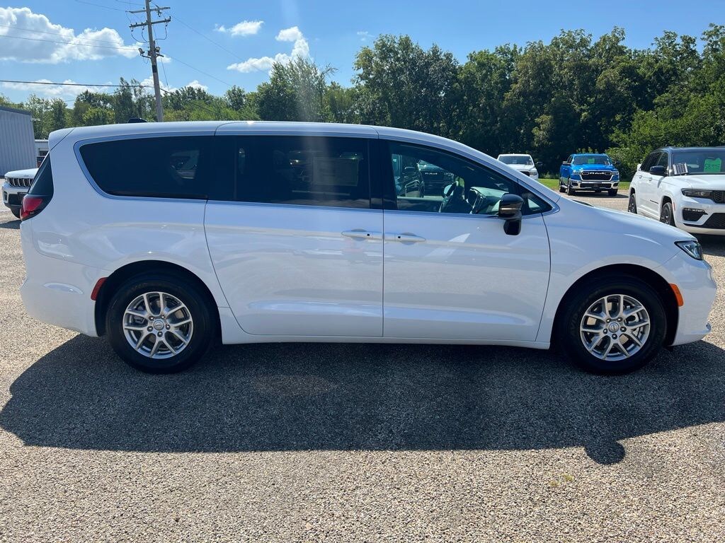 New 2026 Chrysler Pacifica Select Passenger Van