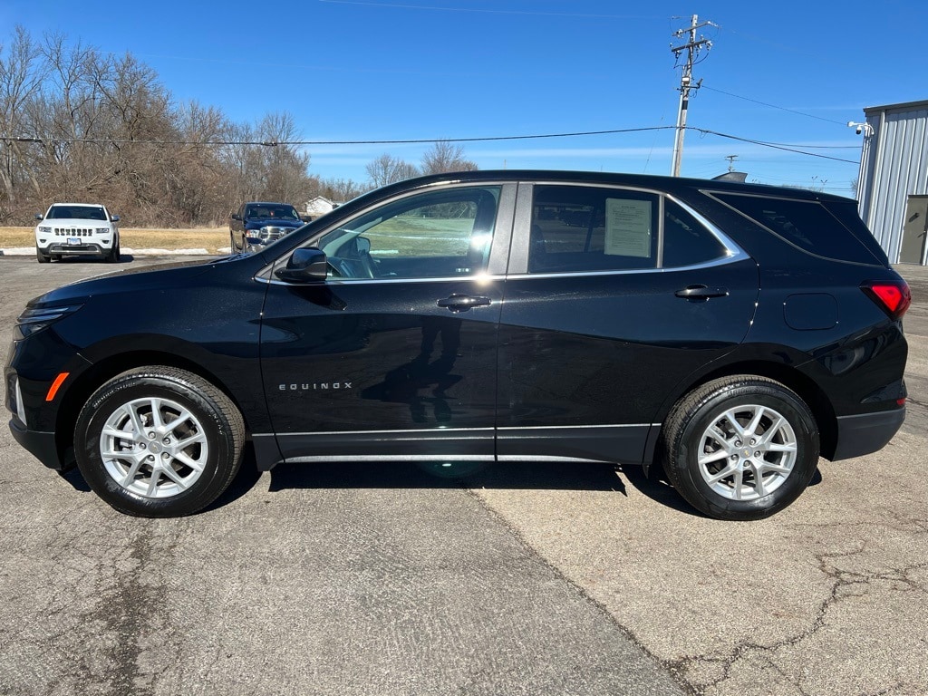 Used 2022 Chevrolet Equinox LT with VIN 3GNAXUEV6NL256317 for sale in Canton, IL