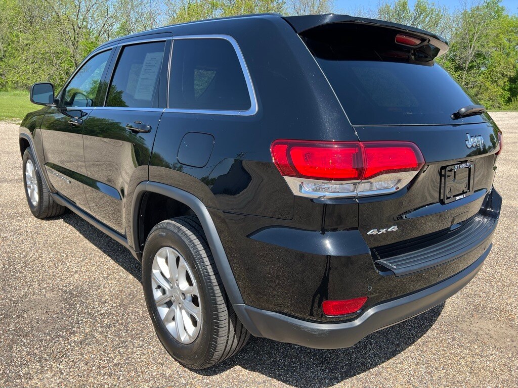 2022 Jeep Grand Cherokee Laredo photo 3