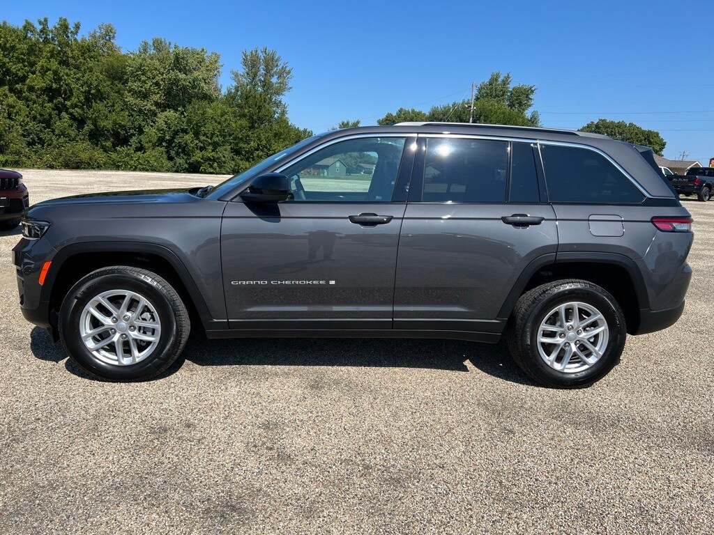 2025 Jeep Grand Cherokee Laredo X photo 2
