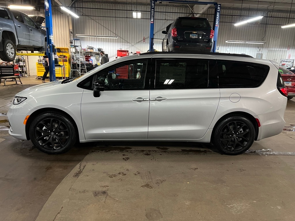 New 2026 Chrysler Pacifica SELECT Passenger Van