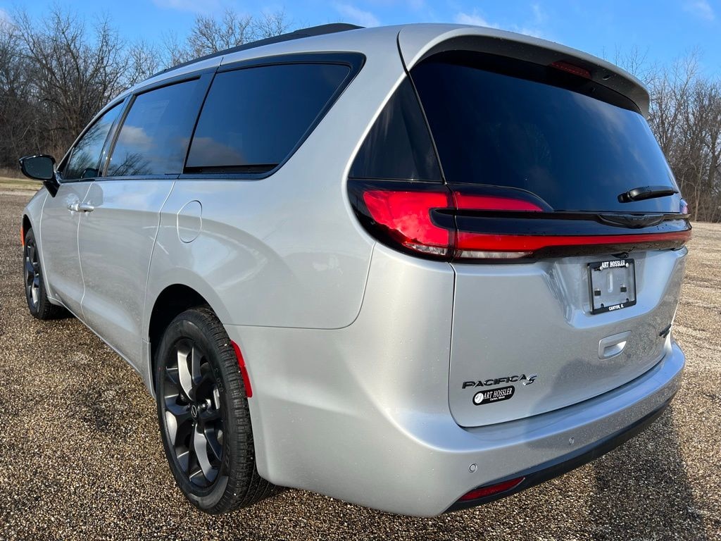 New 2026 Chrysler Pacifica LIMITED AWD Passenger Van