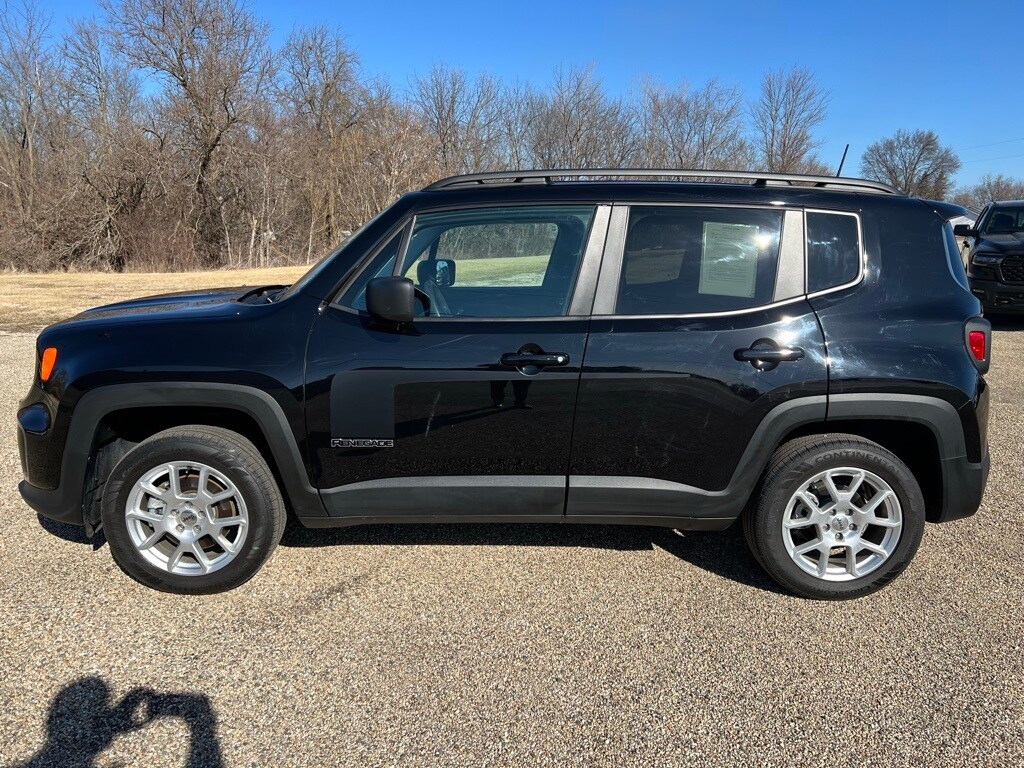 Used 2022 Jeep Renegade Latitude with VIN ZACNJDB14NPN79704 for sale in Canton, IL