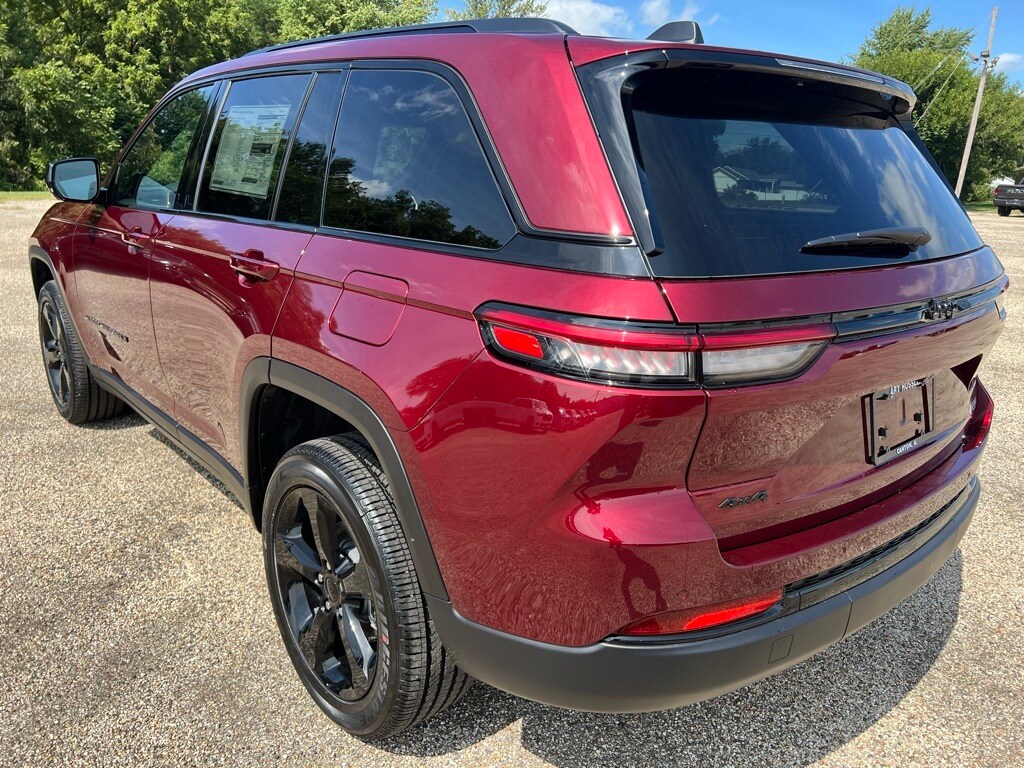 2025 Jeep Grand Cherokee Altitude photo 3