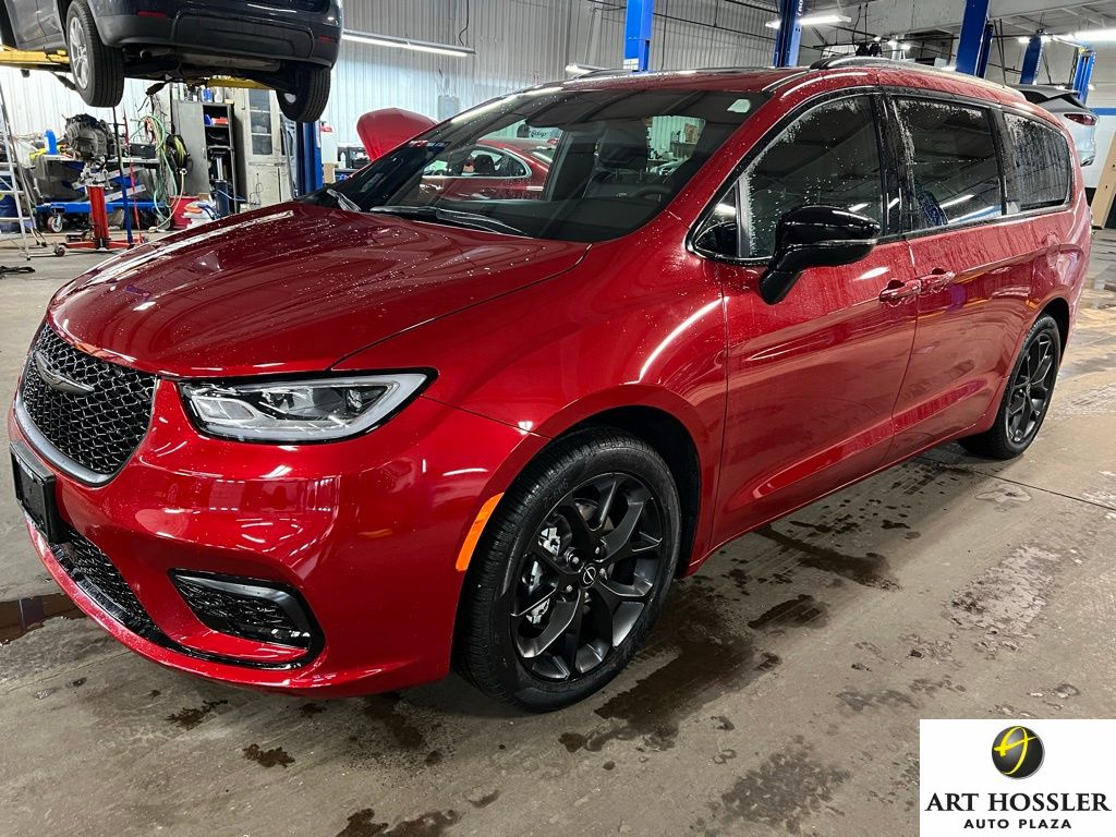2026 Chrysler Pacifica Limited's photo