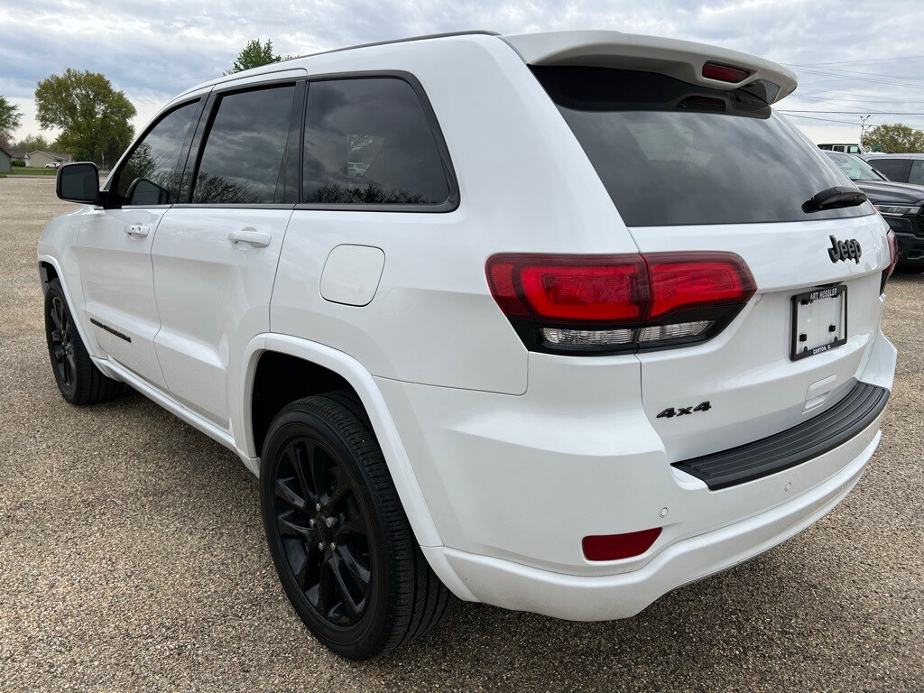 2022 Jeep Grand Cherokee Laredo photo 3