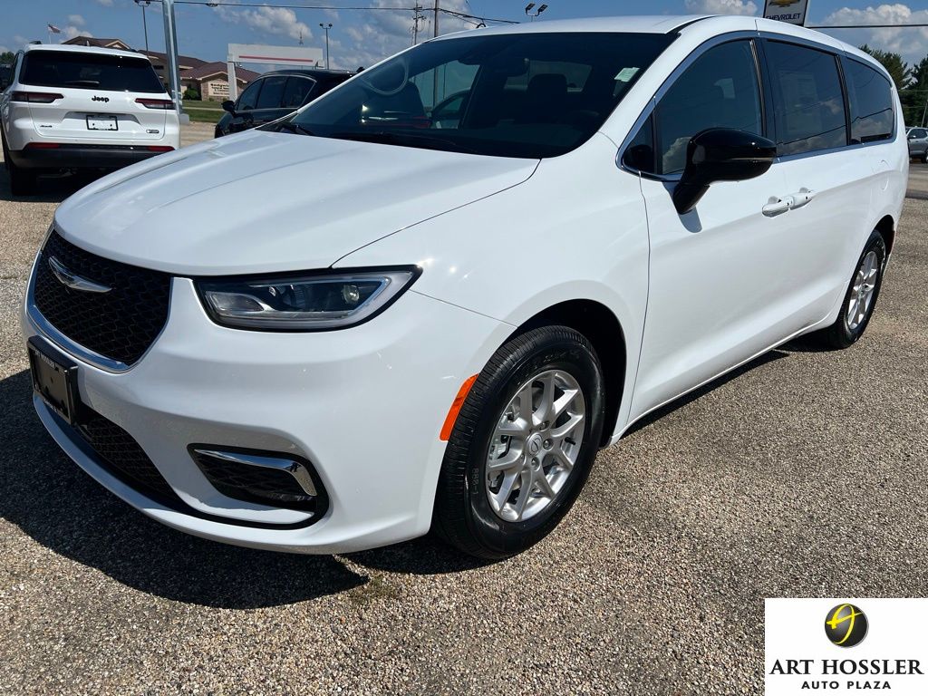 2026 Chrysler Pacifica Select's photo