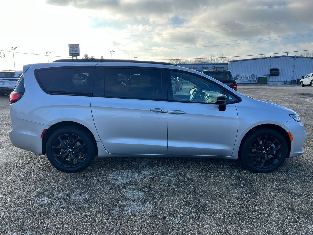 New 2026 Chrysler Pacifica LIMITED AWD Passenger Van