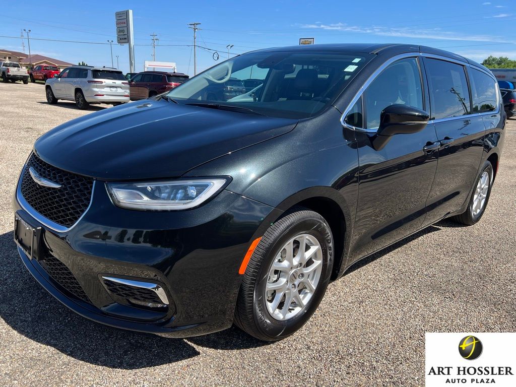 2023 Chrysler Pacifica Touring L's photo