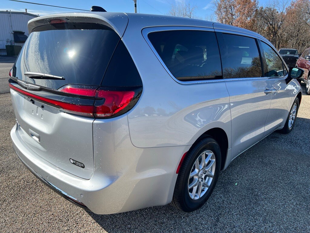 2026 Chrysler Pacifica photo 3