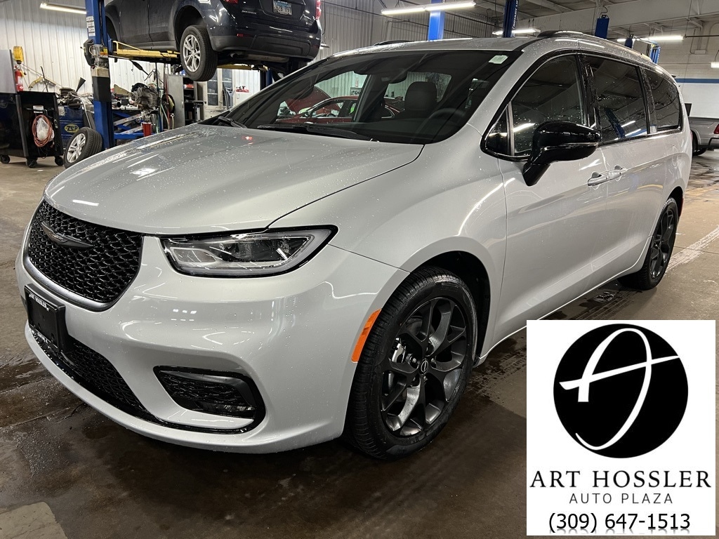 2026 Chrysler Pacifica Select's photo