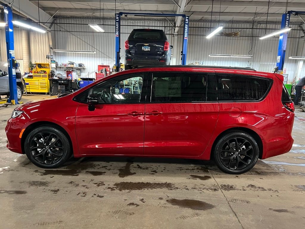 New 2026 Chrysler Pacifica LIMITED Passenger Van
