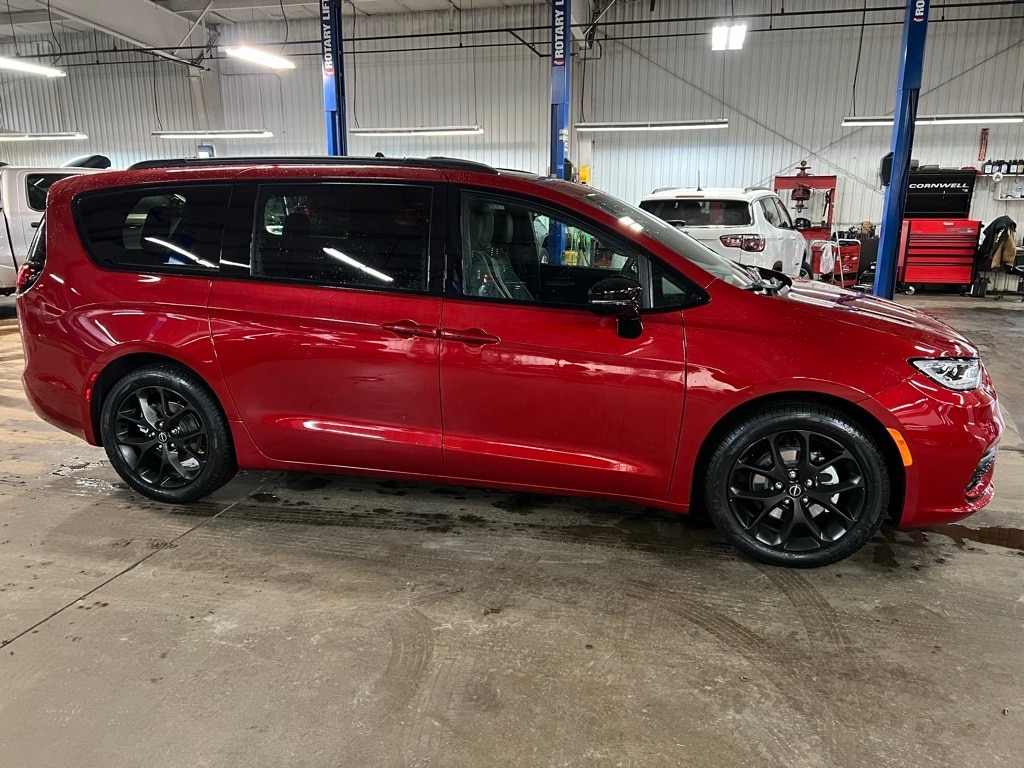 New 2026 Chrysler Pacifica LIMITED Passenger Van