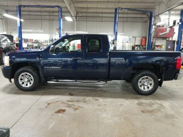 Used 2007 Chevrolet Silverado 1500 1LT with VIN 2GCEC19C771650393 for sale in Canton, IL