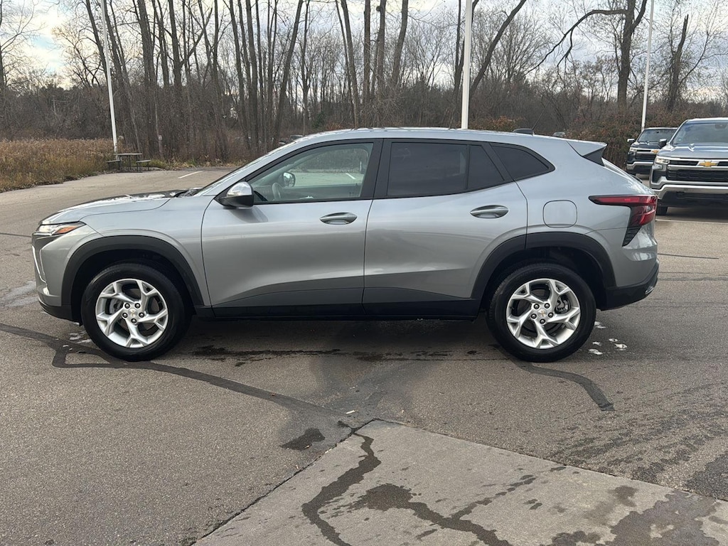 2024 Chevrolet Trax LS photo 2