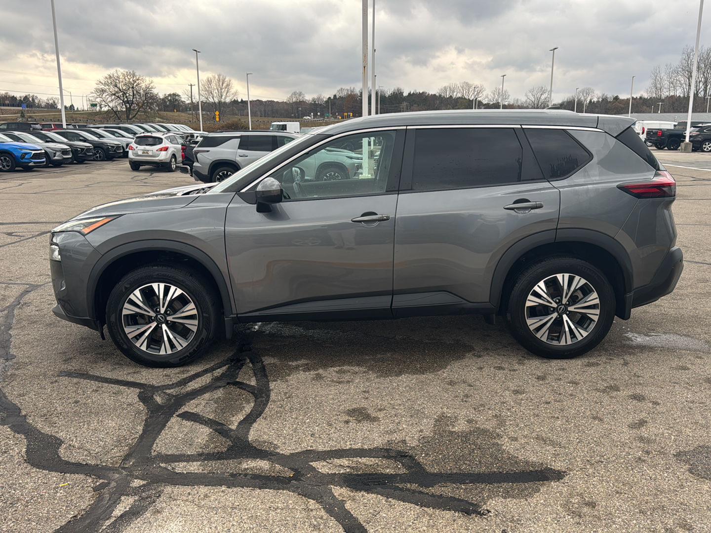 2022 Nissan Rogue SV photo 2