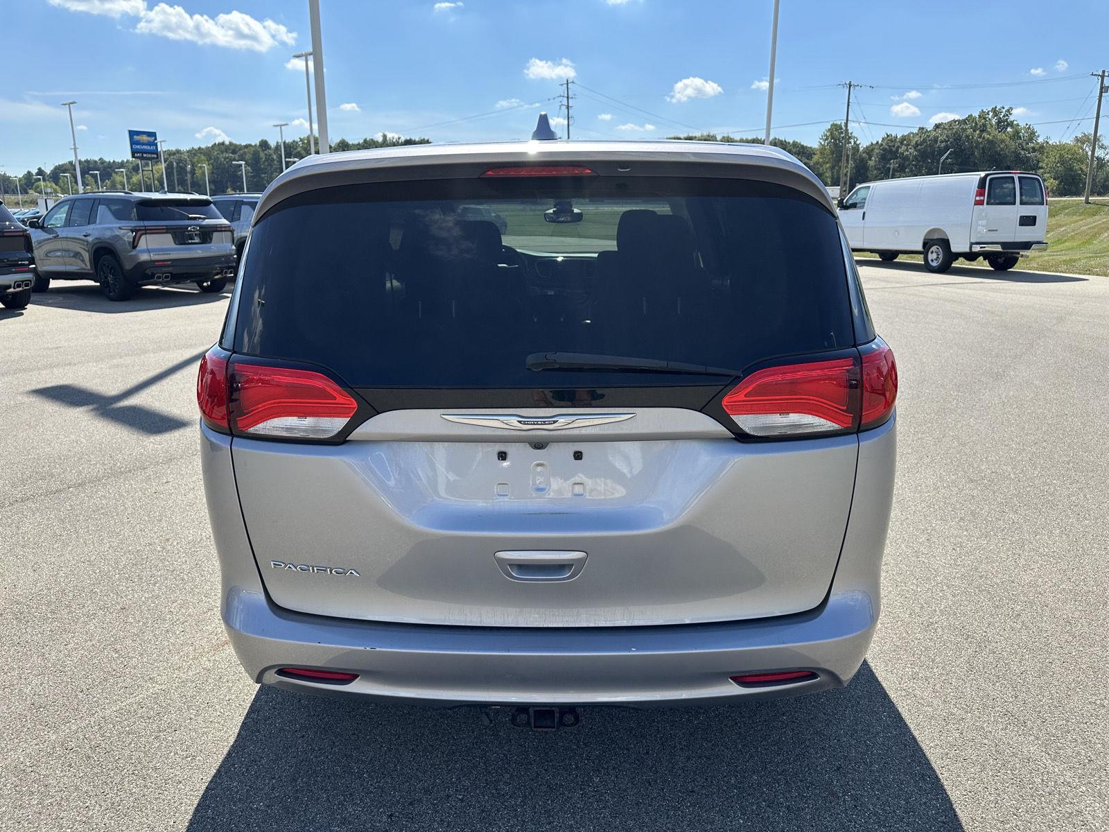 2017 Chrysler Pacifica Touring photo 4