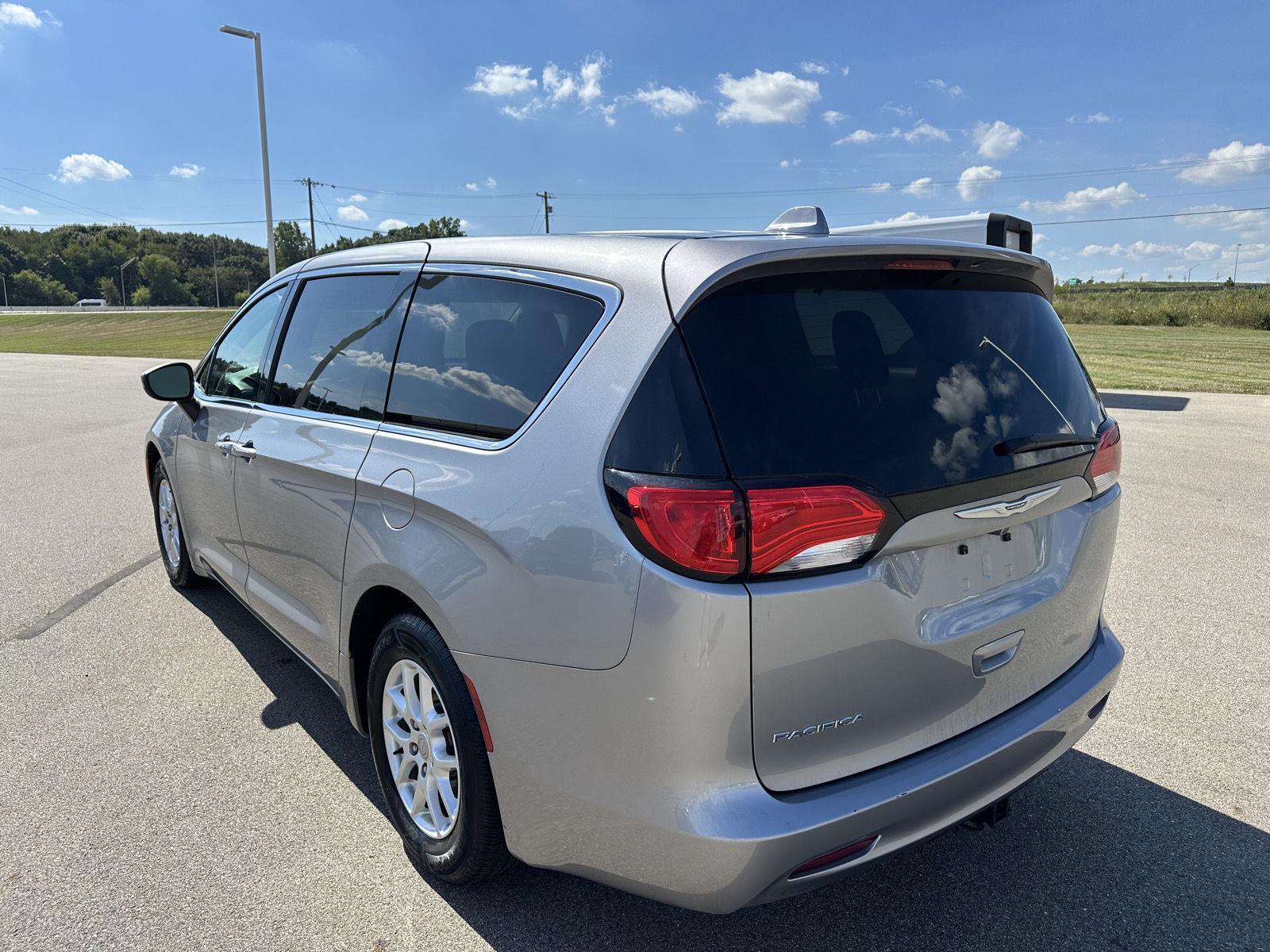 2017 Chrysler Pacifica Touring photo 3