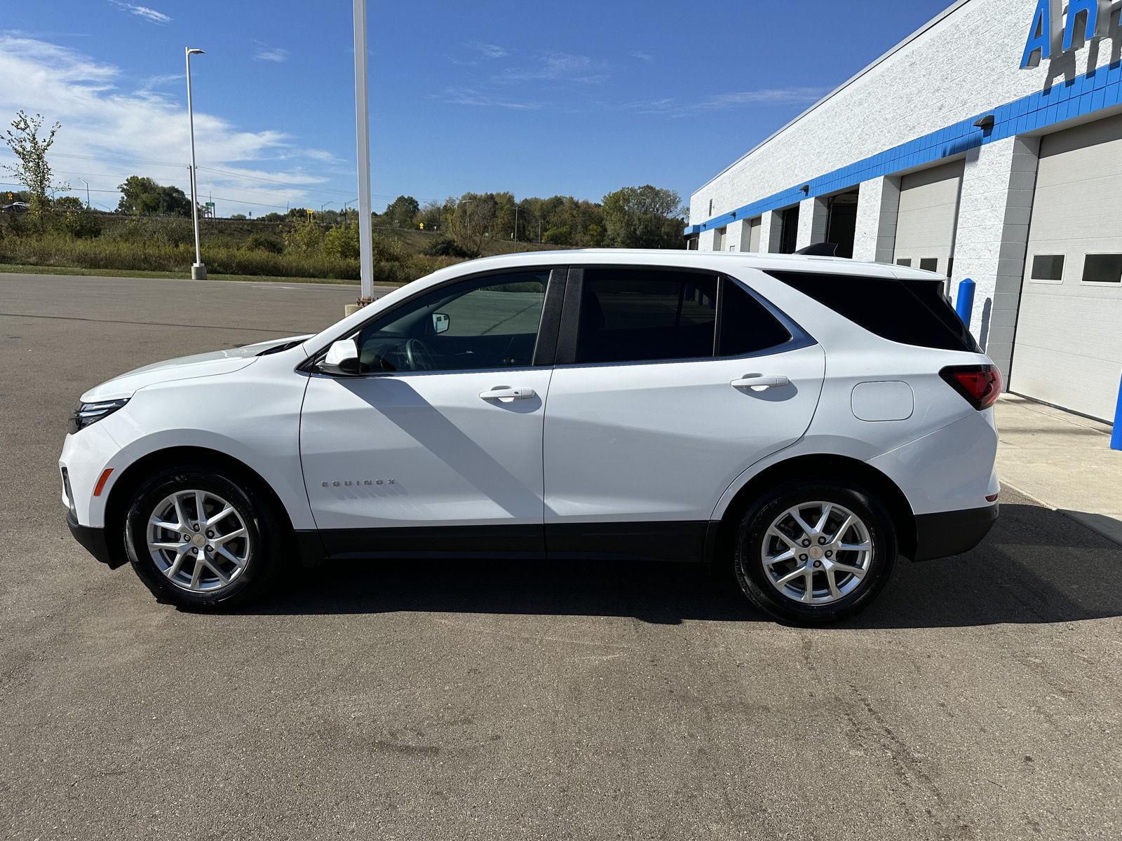 2023 Chevrolet Equinox LT photo 2
