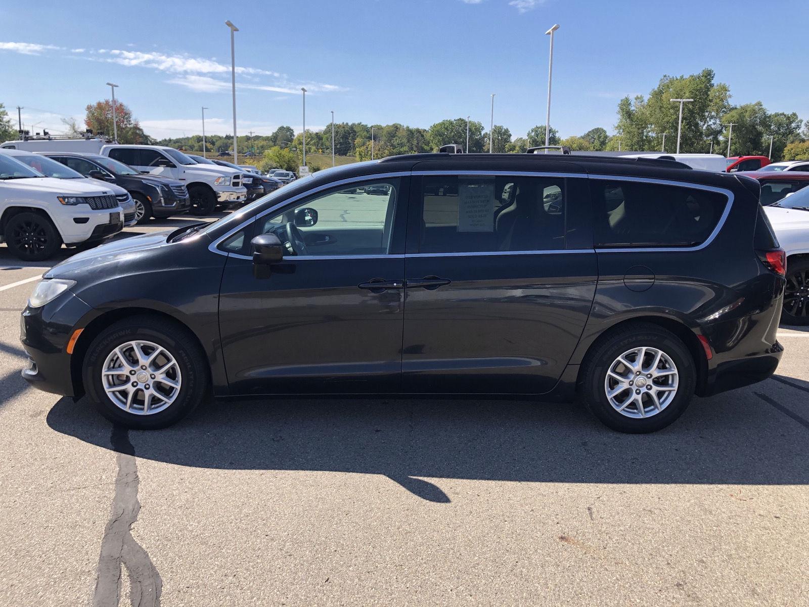 2017 Chrysler Pacifica Touring photo 2